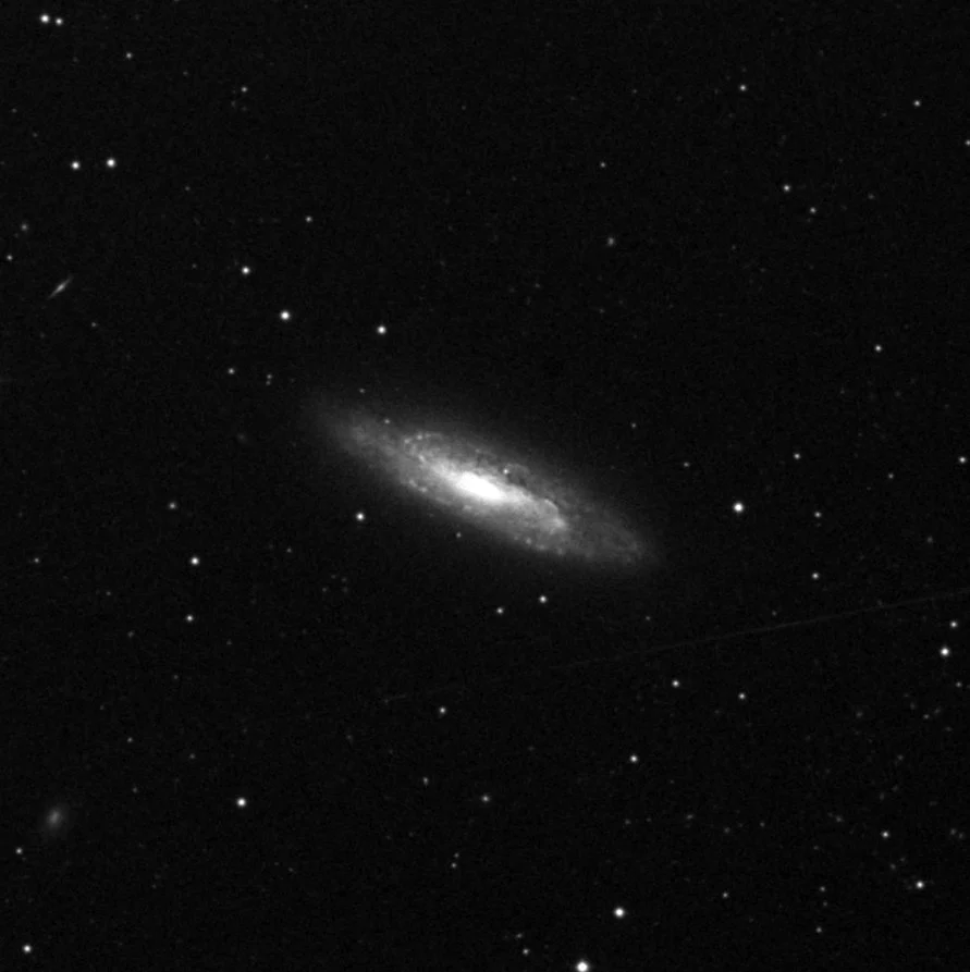Imagem de referência (DSS2) de NGC 4527 — objeto ainda não capturado no observatório
