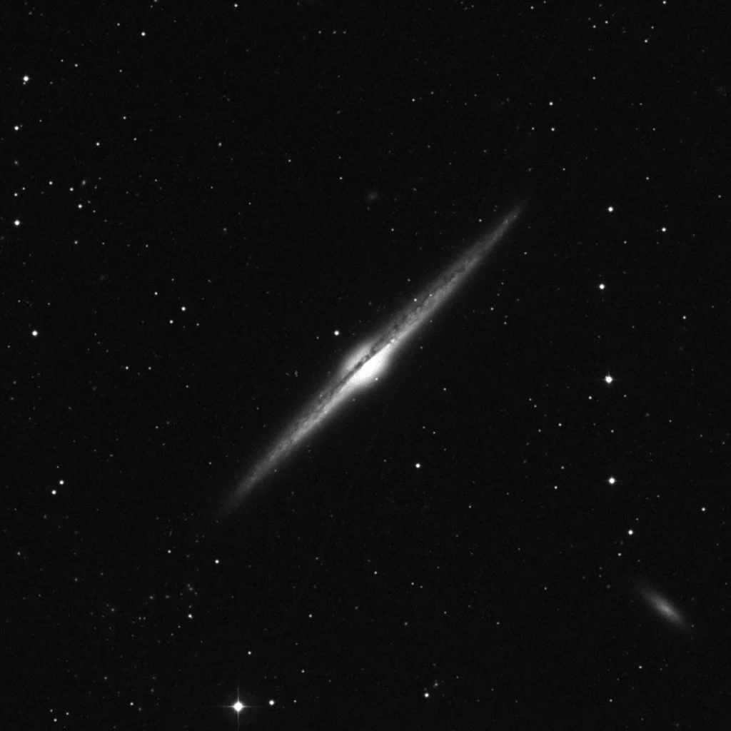 Imagem de referência (DSS2) de NGC 4565 — Galáxia da Agulha — objeto ainda não capturado no observatório