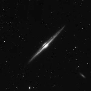 Imagem de referência (DSS2) de NGC 4565 — Galáxia da Agulha — objeto ainda não capturado no observatório
