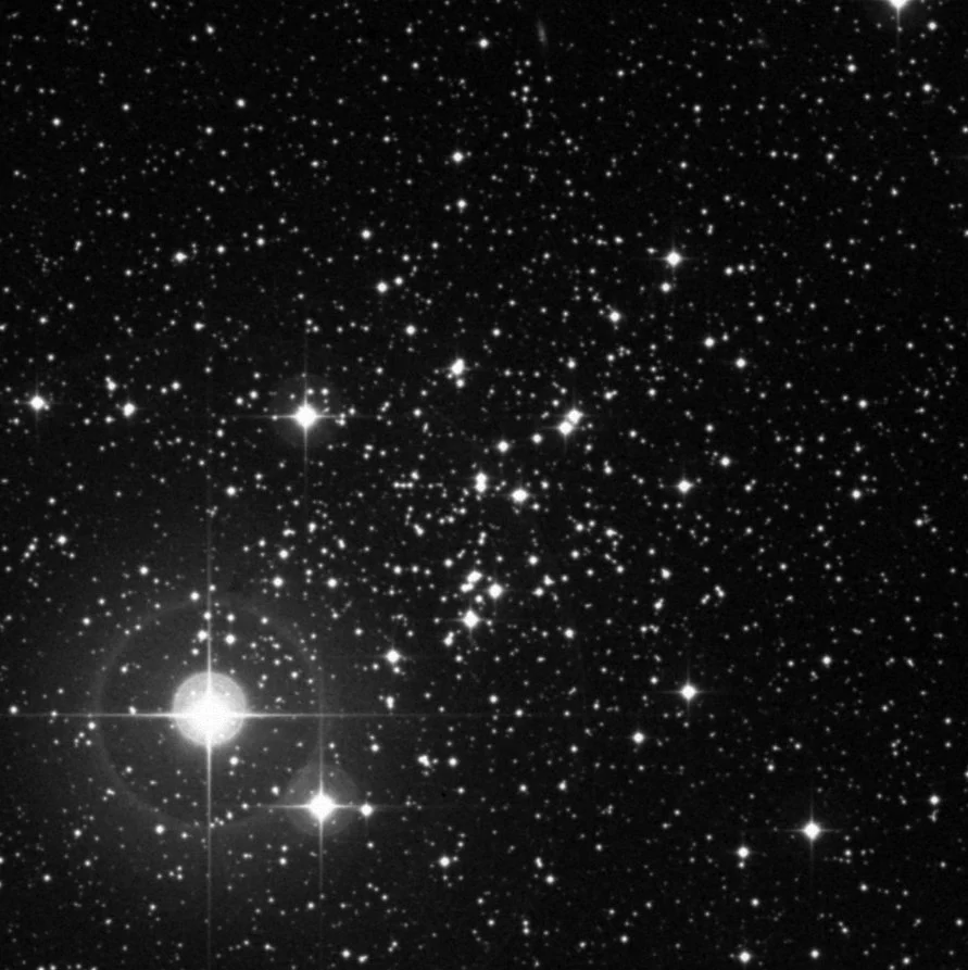 Imagem de referência (DSS2) de NGC 457 — Owl Cluster — objeto ainda não capturado no observatório