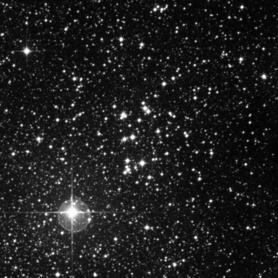 Imagem de referência (DSS2) de NGC 4609 — Coalsack Cluster — objeto ainda não capturado no observatório