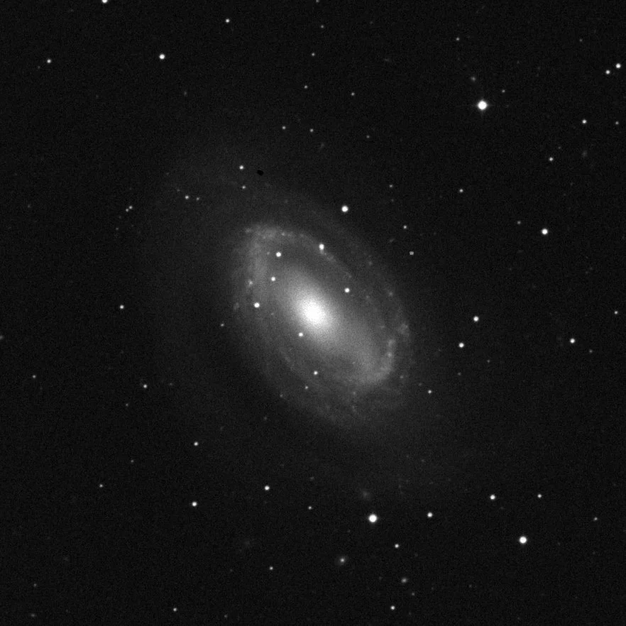 Imagem de referência (DSS2) de NGC 4725 — objeto ainda não capturado no observatório