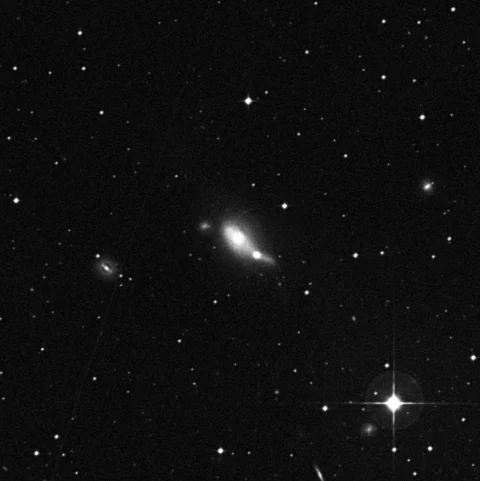 Imagem de referência (DSS2) de NGC 4933B — objeto ainda não capturado no observatório