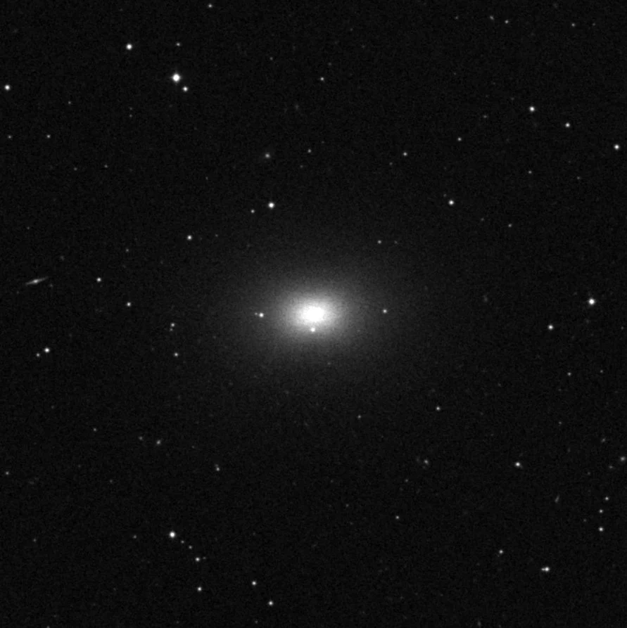 Imagem de referência (DSS2) de NGC 5322 — objeto ainda não capturado no observatório