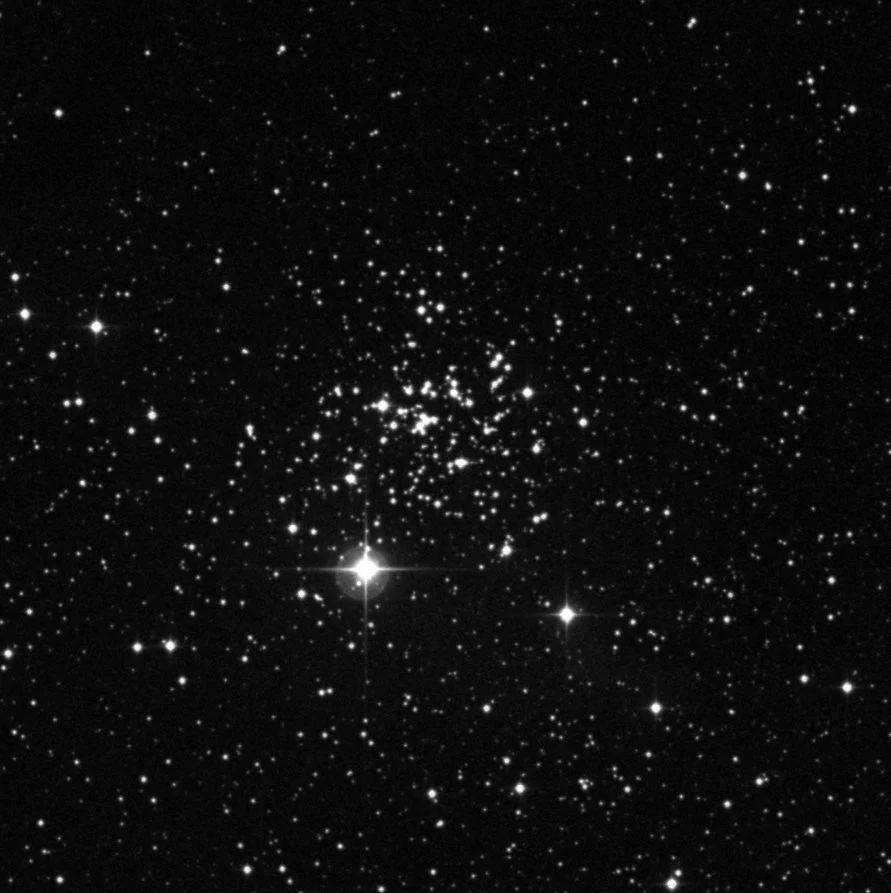 Imagem de referência (DSS2) de NGC 654 — objeto ainda não capturado no observatório