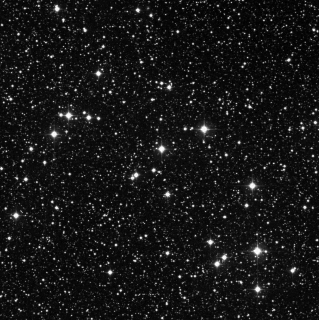 Imagem de referência (DSS2) de NGC 6633 — objeto ainda não capturado no observatório