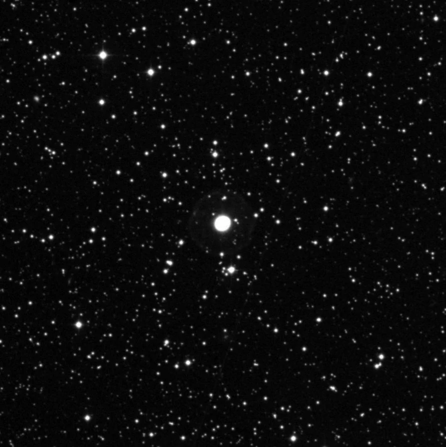 Imagem de referência (DSS2) de NGC 6826 — Blinking Planetary — objeto ainda não capturado no observatório
