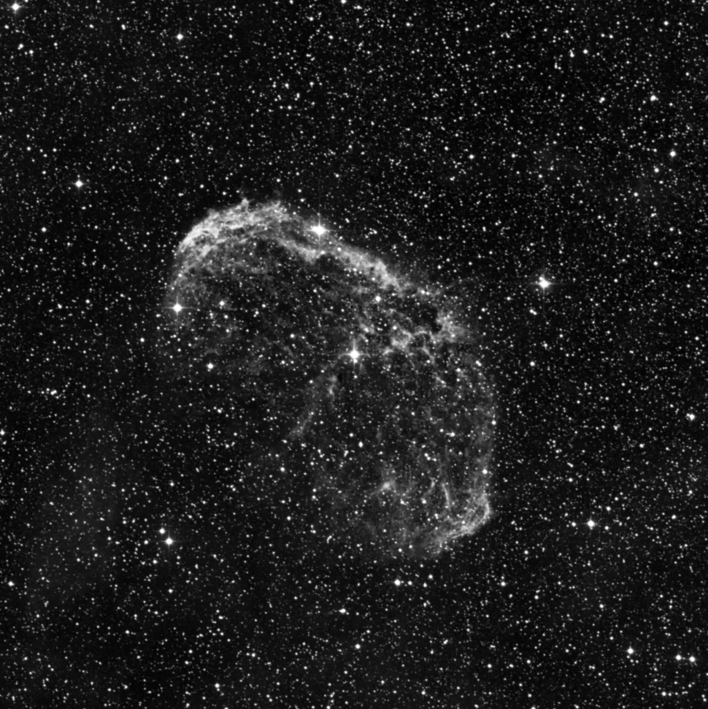 Imagem de referência (DSS2) de NGC 6888 — Nebulosa do Crescente — objeto ainda não capturado no observatório