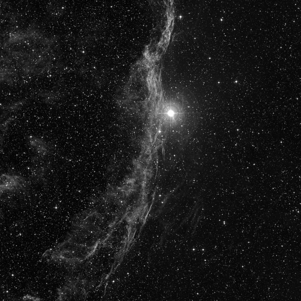 Imagem de referência (DSS2) de NGC 6960 — Nebulosa do Véu (Vassoura da Bruxa) — objeto ainda não capturado no observatório