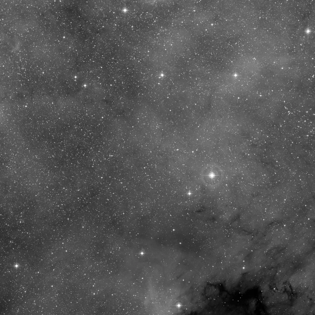 Imagem de referência (DSS2) de NGC 7000 — Nebulosa da América do Norte — objeto ainda não capturado no observatório