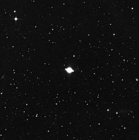 Imagem de referência (DSS2) de NGC 7009 — Nebulosa Saturno — objeto ainda não capturado no observatório