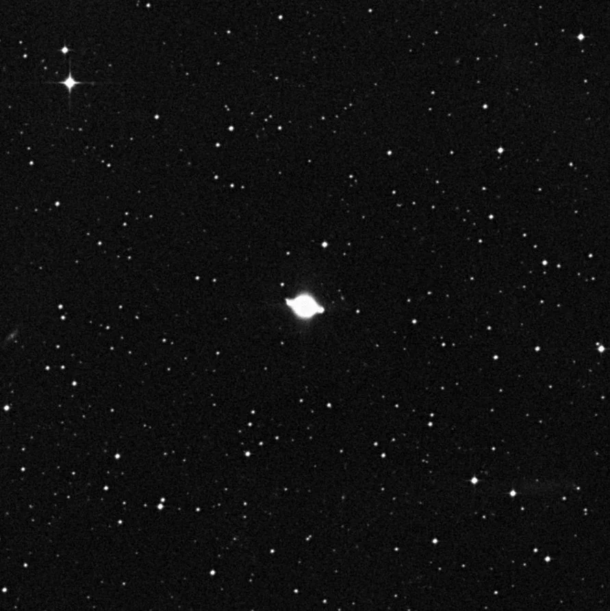 Imagem de referência (DSS2) de NGC 7009 — Nebulosa Saturno — objeto ainda não capturado no observatório