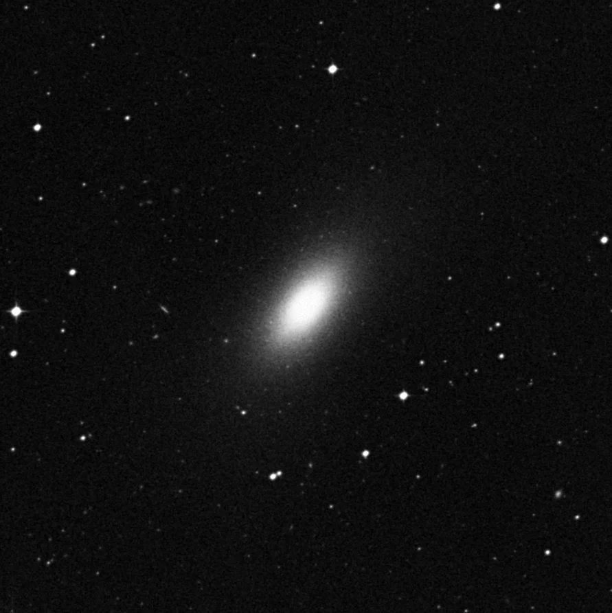 Imagem de referência (DSS2) de NGC 720 — objeto ainda não capturado no observatório