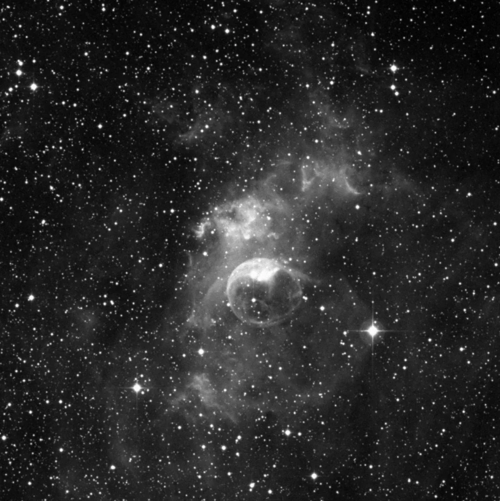 Imagem de referência (DSS2) de NGC 7635 — Nebulosa da Bolha — objeto ainda não capturado no observatório