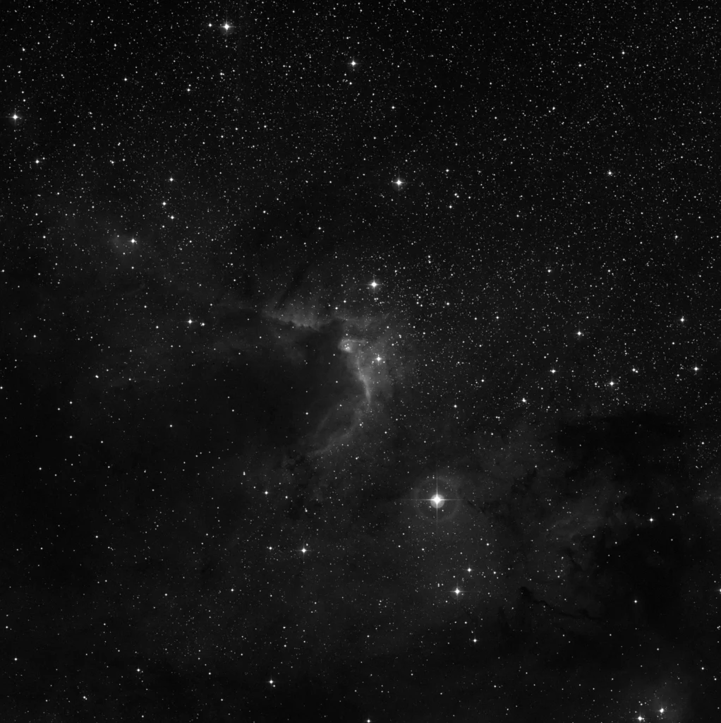 Imagem de referência (DSS2) de Sh2-155 — Nebulosa da Caverna — objeto ainda não capturado no observatório
