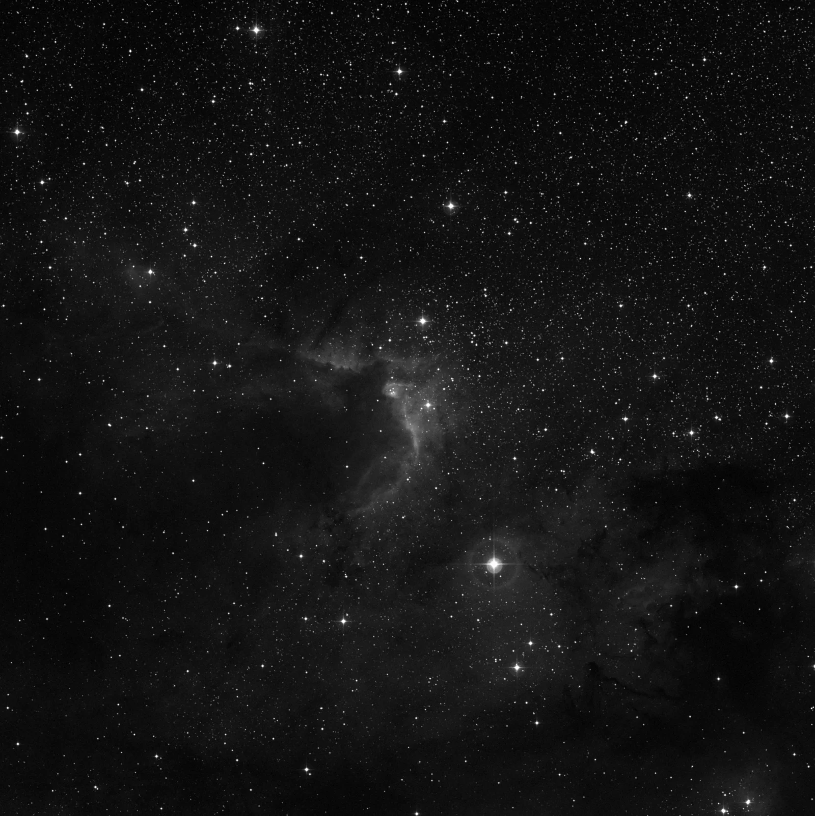 Imagem de referência (DSS2) de Sh2-155 — Nebulosa da Caverna — objeto ainda não capturado no observatório
