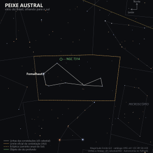 Carta estelar do Peixe Austral como aparece do Brasil, olhando para o sul: Fomalhaut isolada à esquerda, o V achatado das demais estrelas da constelação, o limite oficial em laranja e a galáxia NGC 7314 marcada em verde
