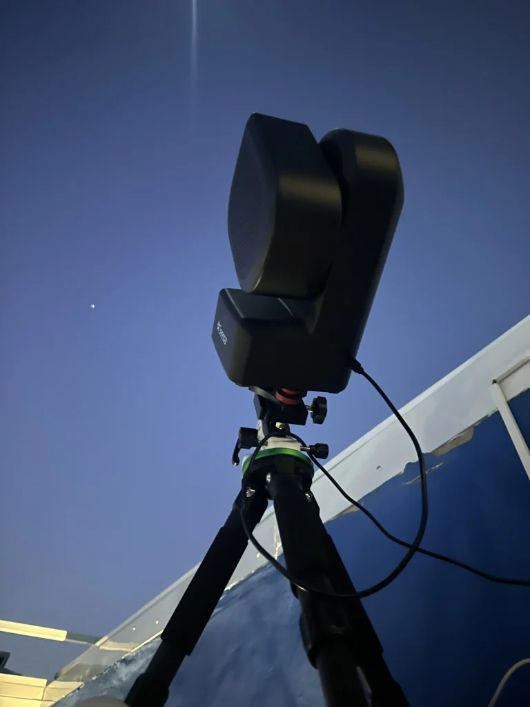 Seestar S50 (Telescopio Beta), instalado en el observatorio de Astronomia no Telhado