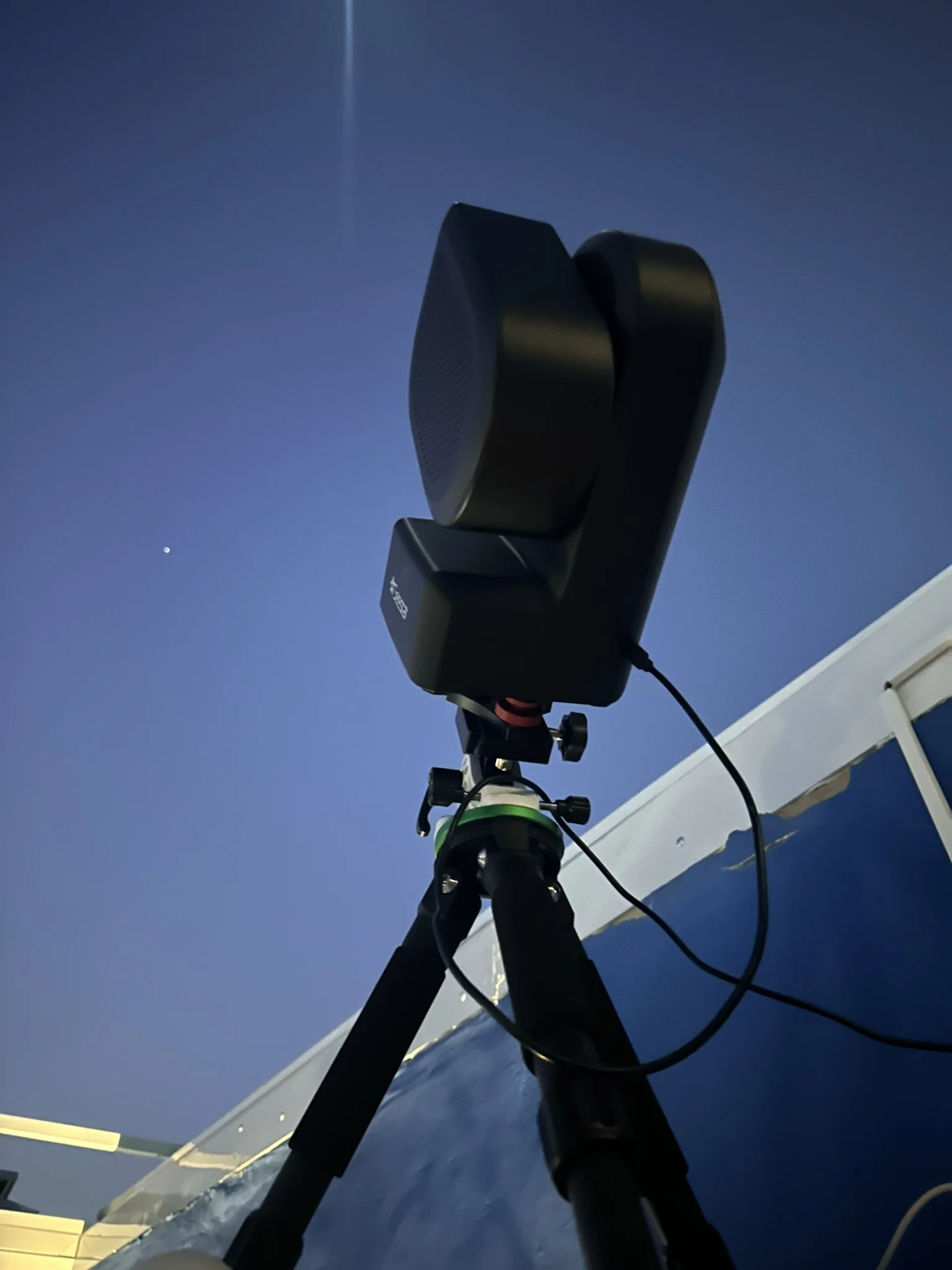 Seestar S50 (Telescópio Beta), instalado no observatório do Astronomia no Telhado