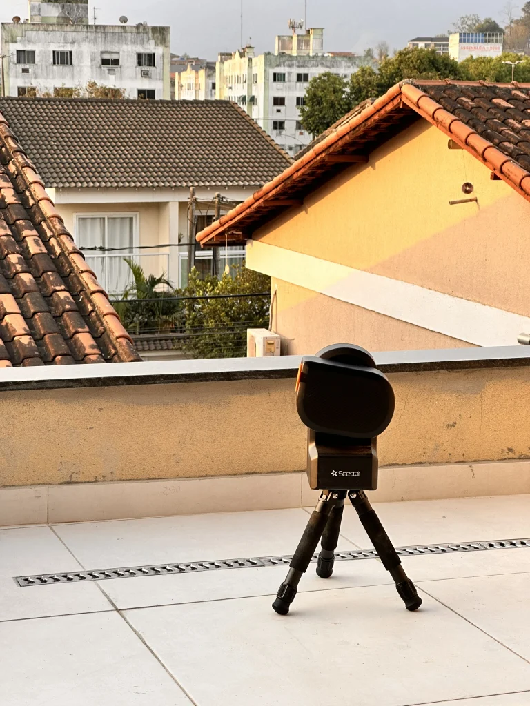 Seestar apuntado, esperando el momento del eclipse