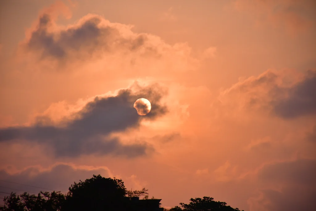 Fotografía hecha con la cámara Nikon mientras el Sol pasaba entre las nubes